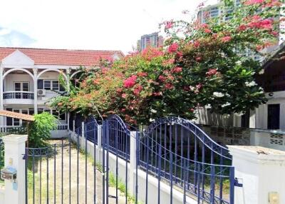 2 townhouses in Wongamat area for sale