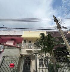 Bangkok Town House  Sukhumvit BTS Punnawithi