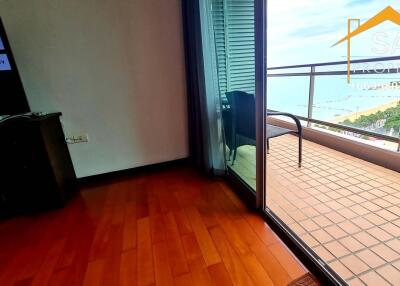 Living room with balcony and sea view