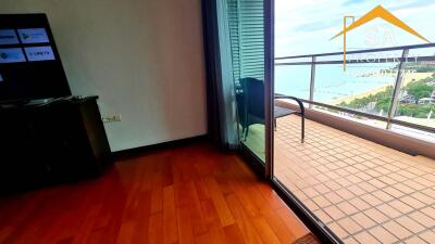 Living room with balcony and sea view