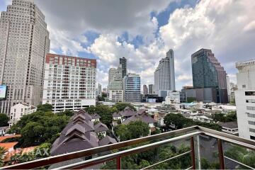 Luxurious 4-Bed Condo with BTS Asok 9 Mins Walk - Prime Location in Domus, Bangkok