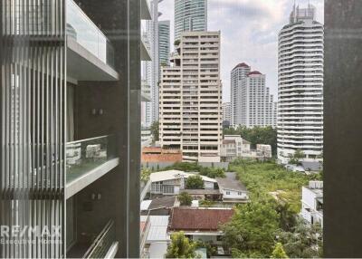 Luxurious 4-Bed Condo with BTS Asok 9 Mins Walk - Prime Location in Domus, Bangkok