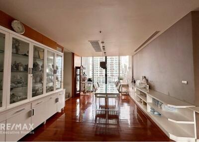 Luxurious 4-Bed Condo with BTS Asok 9 Mins Walk - Prime Location in Domus, Bangkok