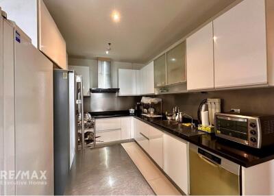 Luxurious 4-Bed Condo with BTS Asok 9 Mins Walk - Prime Location in Domus, Bangkok