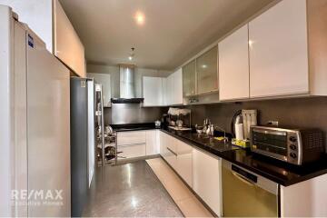 Luxurious 4-Bed Condo with BTS Asok 9 Mins Walk - Prime Location in Domus, Bangkok