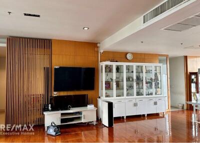 Luxurious 4-Bed Condo with BTS Asok 9 Mins Walk - Prime Location in Domus, Bangkok