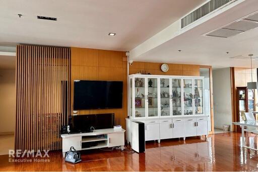 Luxurious 4-Bed Condo with BTS Asok 9 Mins Walk - Prime Location in Domus, Bangkok