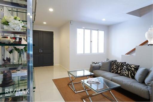 Luxurious Townhouse for Rent in Lively Bangkok