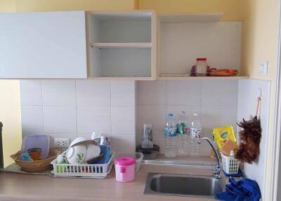 Small kitchen with counter and sink