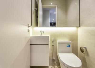 Modern bathroom with a mirror and fixtures