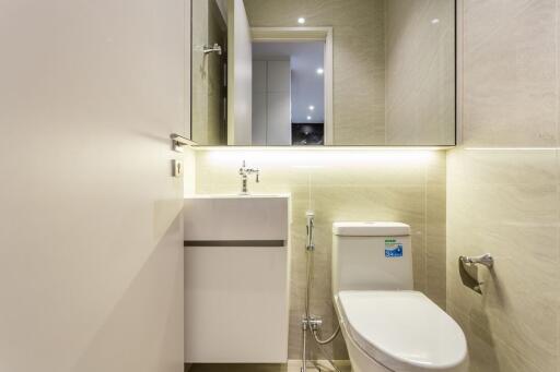 Modern bathroom with a mirror and fixtures