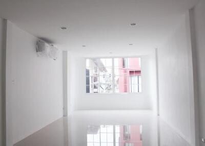 **Lux Townhouse for Rent in Watthana, Bangkok**