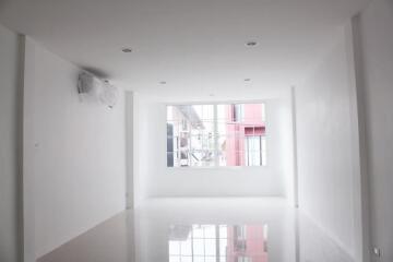 New renovated townhouse pet friendly 3 bedrooms in Sukhumvit 63 suitable for home office