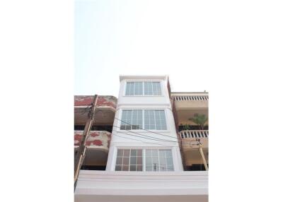 **Lux Townhouse for Rent in Watthana, Bangkok**