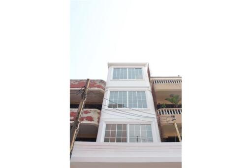 New renovated townhouse pet friendly 3 bedrooms in Sukhumvit 63 suitable for home office