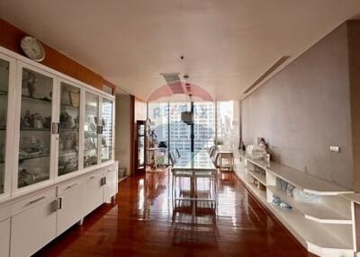 "Elegant 4-Bed Condo in Domus, Bangkok - Prime Location"