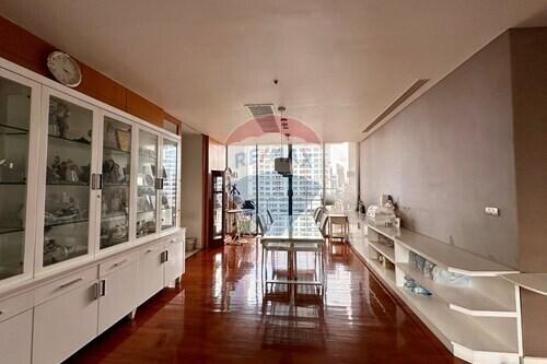 "Elegant 4-Bed Condo in Domus, Bangkok - Prime Location"