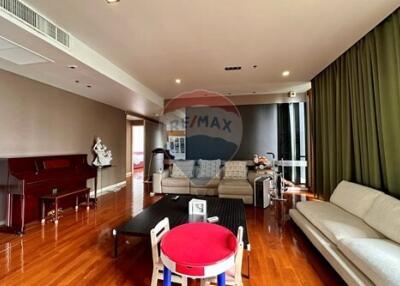 "Elegant 4-Bed Condo in Domus, Bangkok - Prime Location"