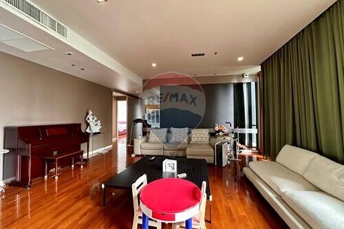 "Elegant 4-Bed Condo in Domus, Bangkok - Prime Location"