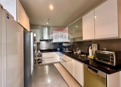 "Elegant 4-Bed Condo in Domus, Bangkok - Prime Location"