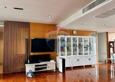 "Elegant 4-Bed Condo in Domus, Bangkok - Prime Location"