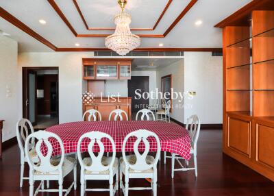 Elegant dining area with chandelier and round table