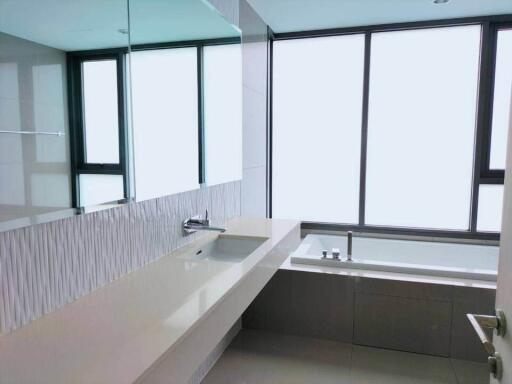 Modern bathroom with large mirror and bathtub