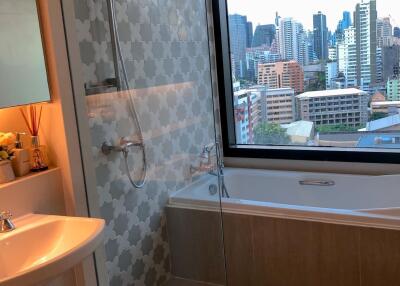 Modern bathroom with city view