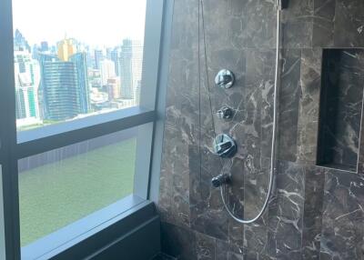 Modern bathroom with city view and marble finishes