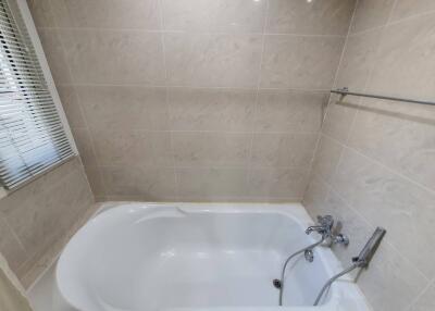 Bathroom with bathtub and tiles