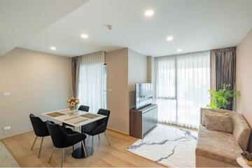 Elegant 2BR Condo in Vibrant Huai Khwang, Bangkok