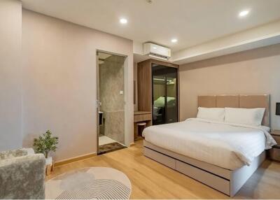 Elegant 2BR Condo in Vibrant Huai Khwang, Bangkok