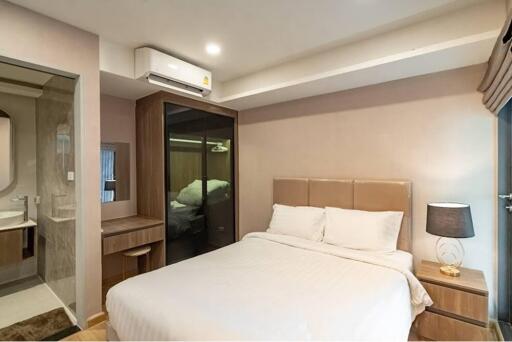 Elegant 2BR Condo in Vibrant Huai Khwang, Bangkok