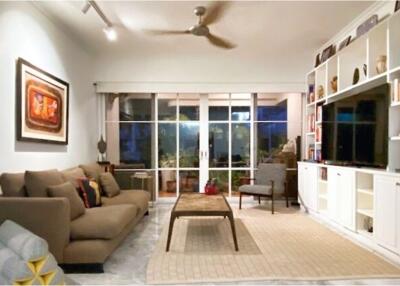 Spacious 3-Bedroom Condo in Thonglor Soi 9 with Private Parking