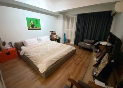 Spacious 3-Bedroom Condo in Thonglor Soi 9 with Private Parking