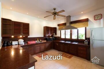 WHITE LOTUS 2 : Beautiful Design 5 Bed Balinese Residence close to Town and Beaches