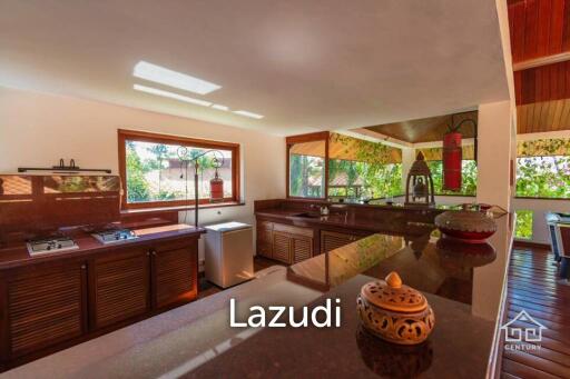 WHITE LOTUS 2 : Beautiful Design 5 Bed Balinese Residence close to Town and Beaches