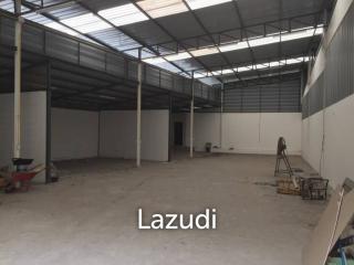 Prime Commercial Warehouse for Rent on Rama 9 Road in Bangkok - 352m2 Space with Parking and Easy Access