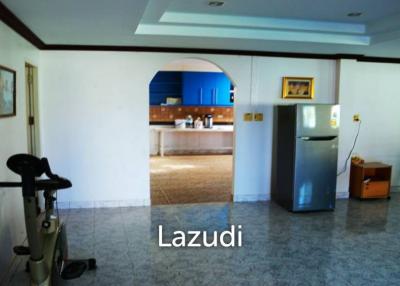 2 STOREY HOUSE  : 5  bed near the beach