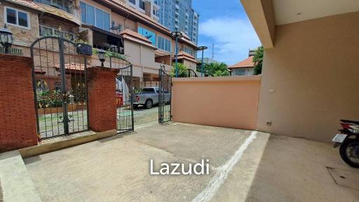 Townhouse for Sale at Kasetsin Soi 1