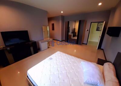 4 Bedrooms House East Pattaya H010662