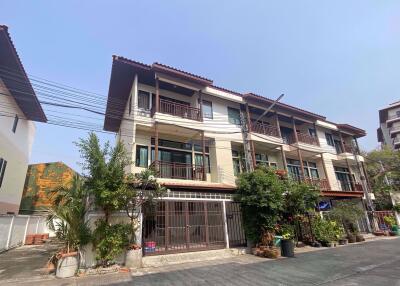 4 Bedrooms bed in House in Mid Town Villas in Central Pattaya H009021