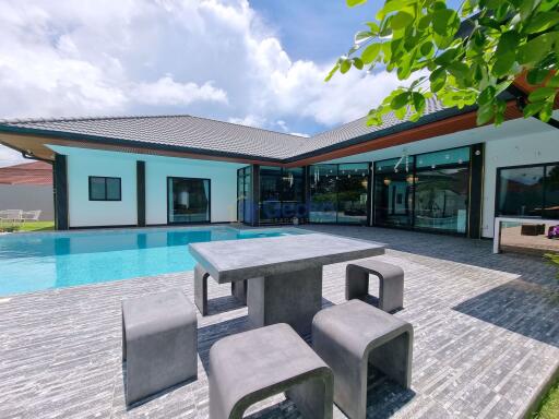 7 Bedrooms House in Swiss Paradise Village East Pattaya H010178