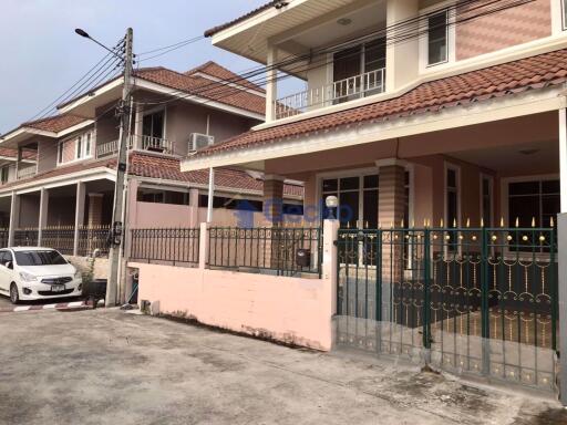 3 Bedrooms House in Chokchai Gardens 4 East Pattaya H009541