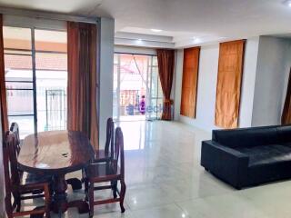 3 Bedrooms House in Chokchai Gardens 4 East Pattaya H009541