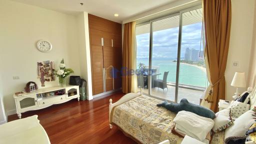 3 Bedrooms Condo in The Cove Pattaya Wongamat C010113