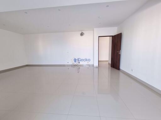 4 Bedrooms Condo in The Club House Residence Pratumnak C009768