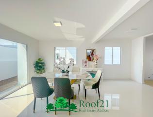 Hot Sale! Modern tropical 3 Bedroom house in prime location only 10 mins to Jomtien Beach /S-0632D