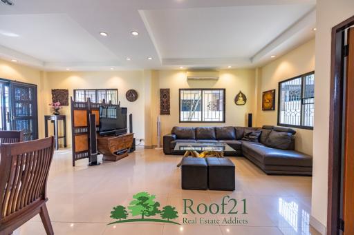 Two-storey house with 4 bedrooms near Sukhumvit Road, Pattaya.