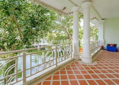 Waterside 3 Bed Townhome in Boat Lagoon